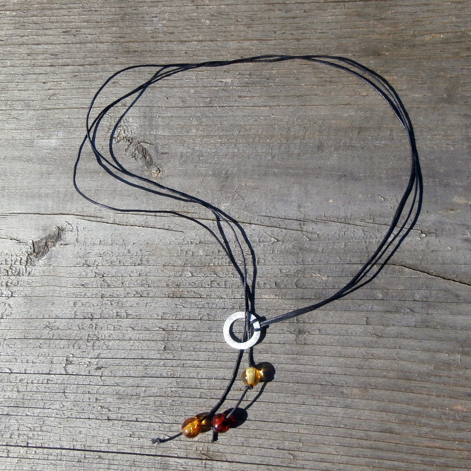 Raffiniertes Baumwollcollier mit Bernsteinperlen und Silberring