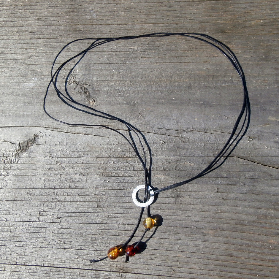 Raffiniertes Baumwollcollier mit Bernsteinperlen und Silberring