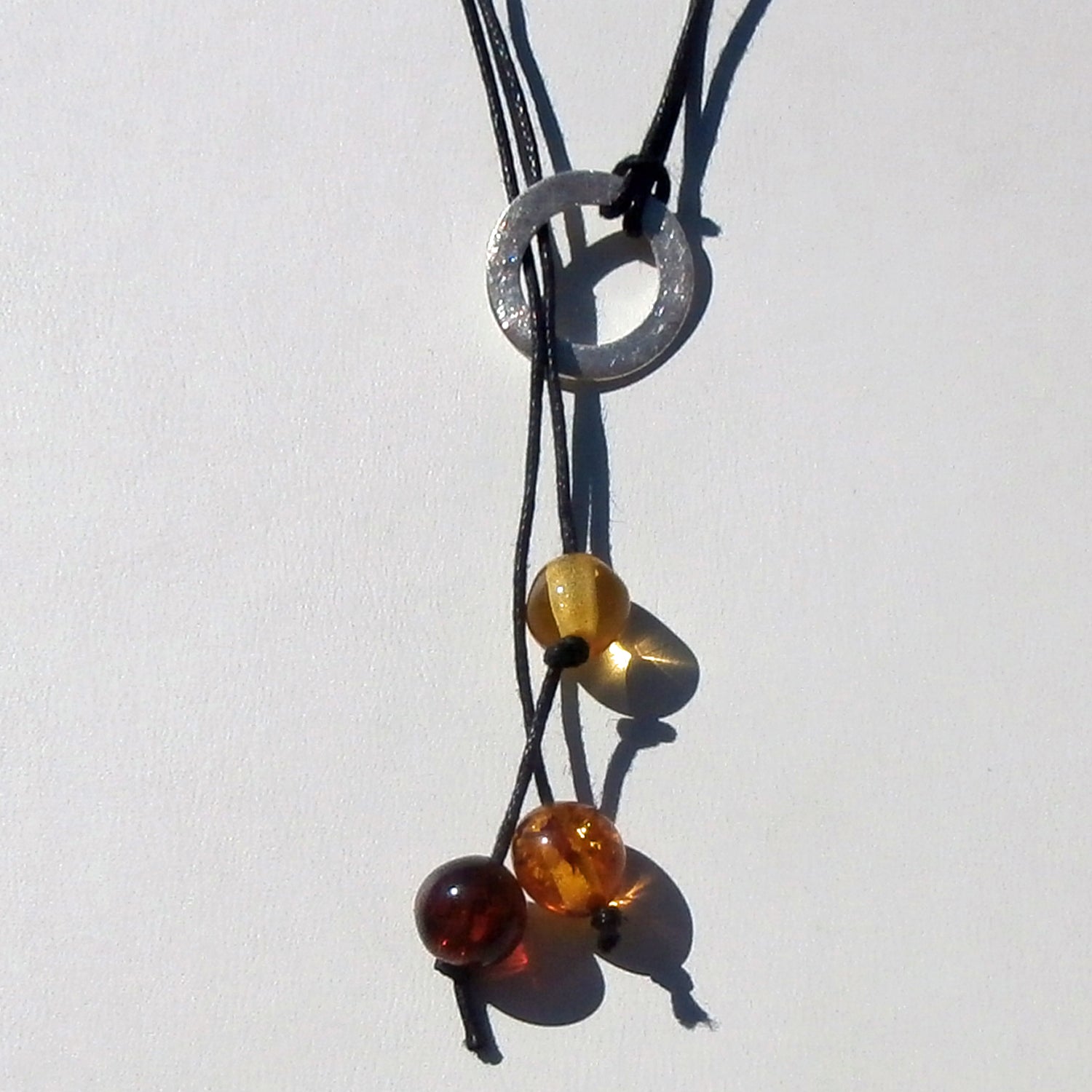 Raffiniertes Baumwollcollier mit Bernsteinperlen und Silberring