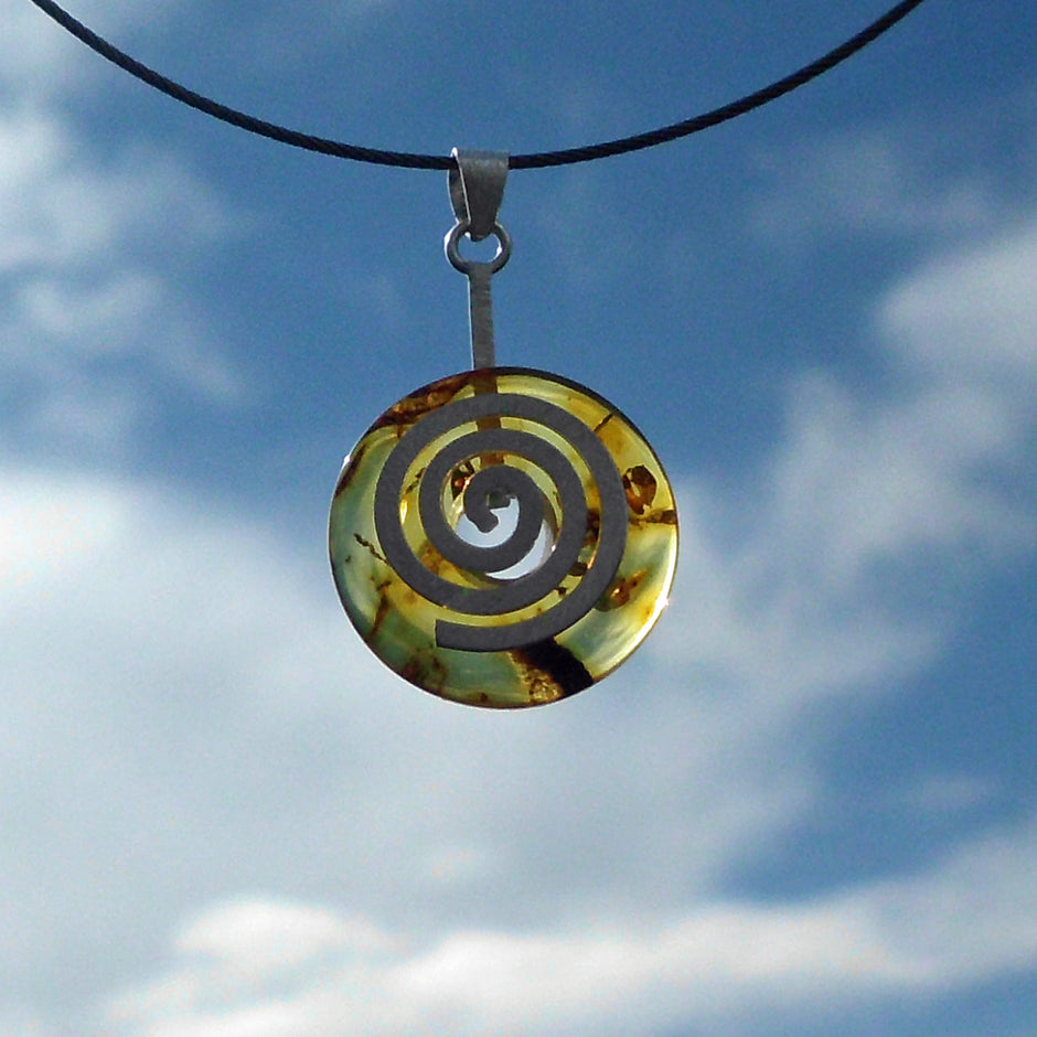 Bernsteindonut mit silberner Spirale, Unikat von Rügen