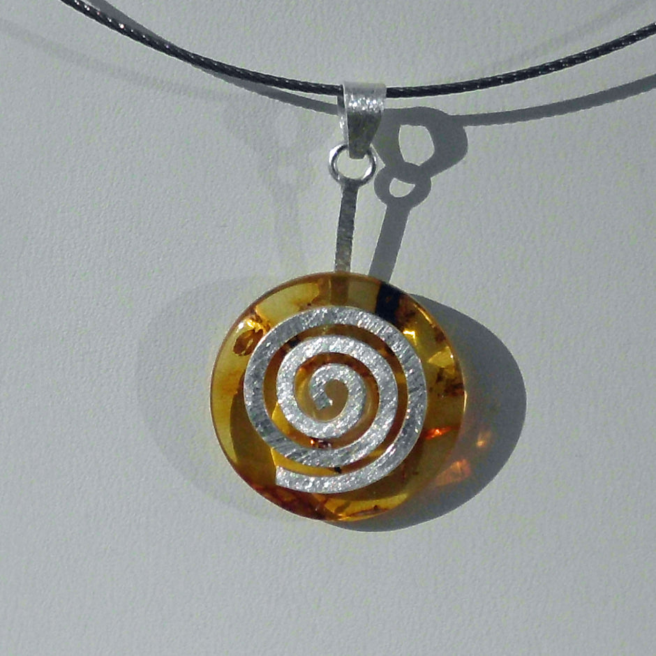 Bernsteindonut mit silberner Spirale, Unikat von Rügen