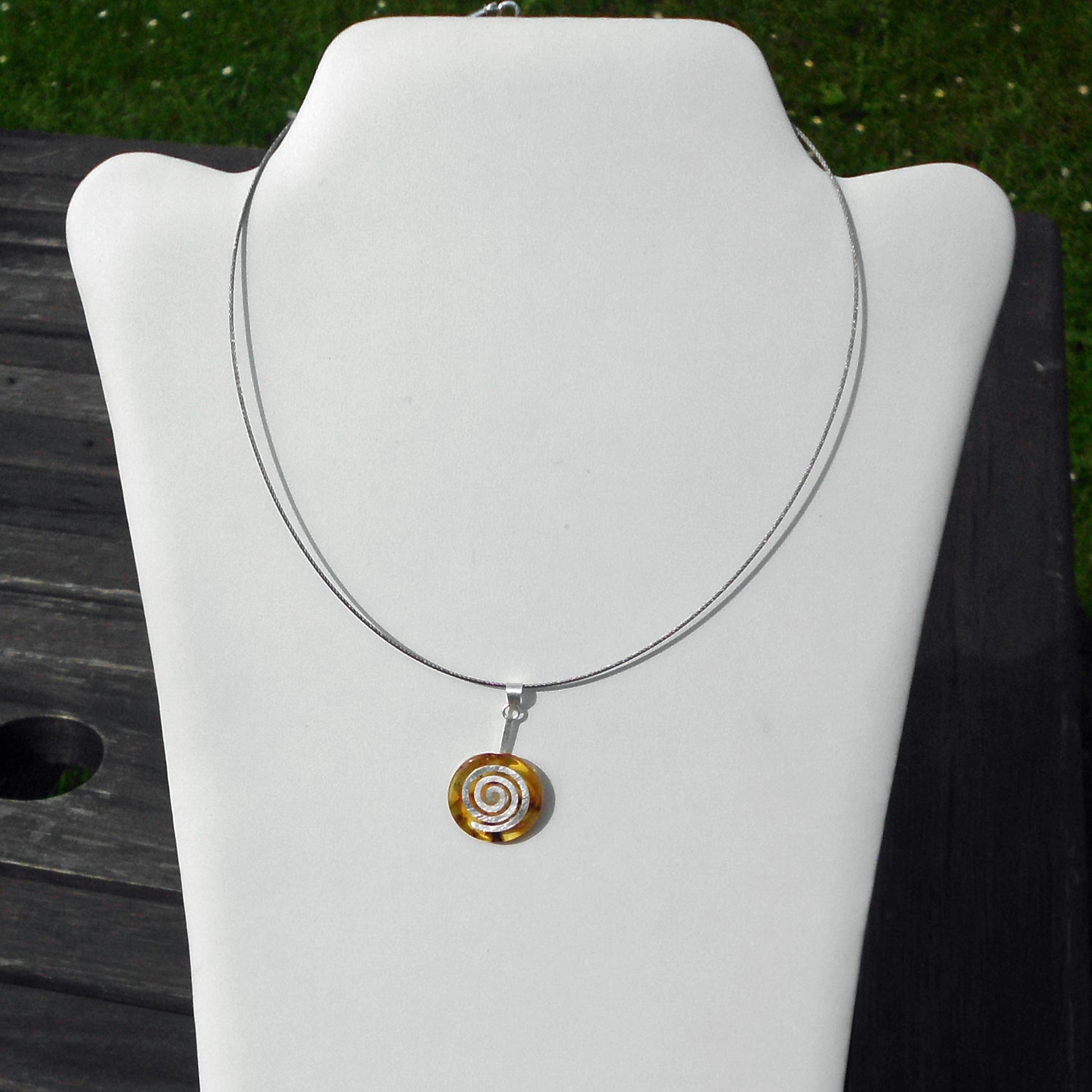 Bernsteindonut mit silberner Spirale, Unikat von Rügen