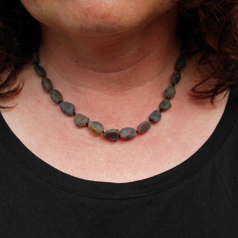 Kette aus dunklem, unpolierten Bernstein in Olivenform