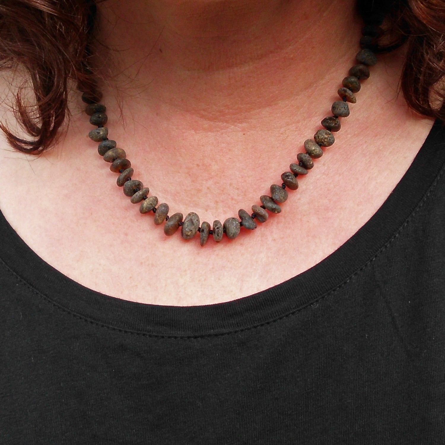 Kette aus unpolierten dunklen Bernsteinen, 45 cm, Unikat