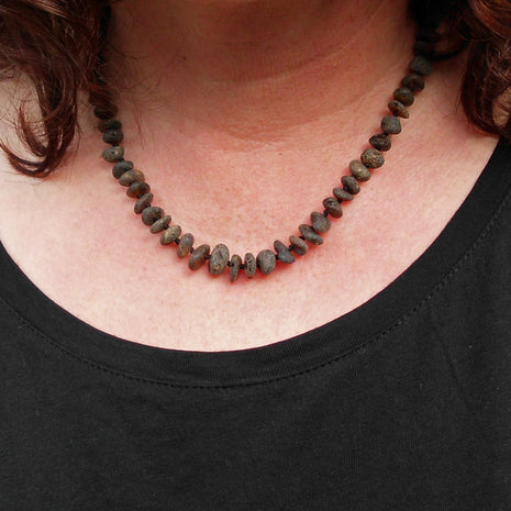 Kette aus unpolierten dunklen Bernsteinen, 45 cm, Unikat