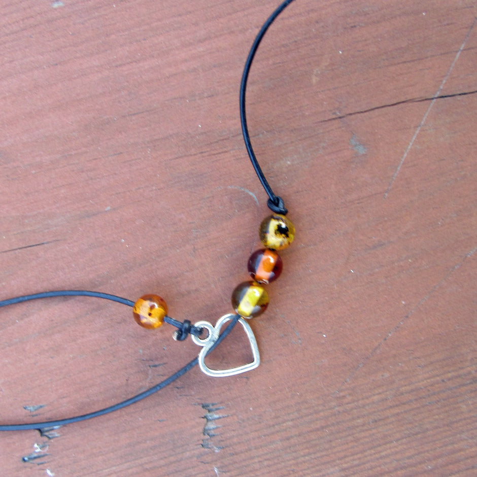 Einzigartiges Ledercollier mit Bernsteinperlen und Herz