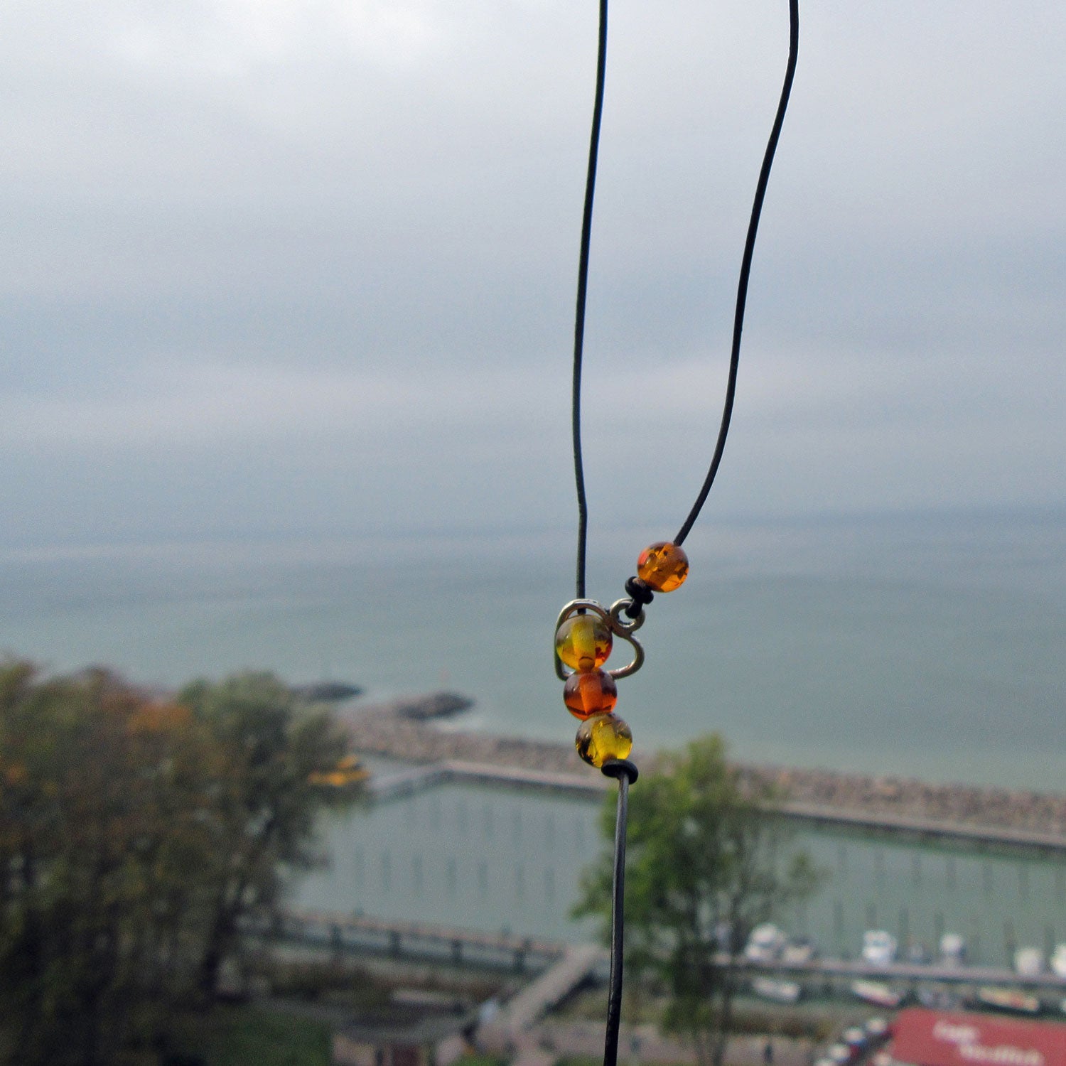 Einzigartiges Ledercollier mit Bernsteinperlen und Herz