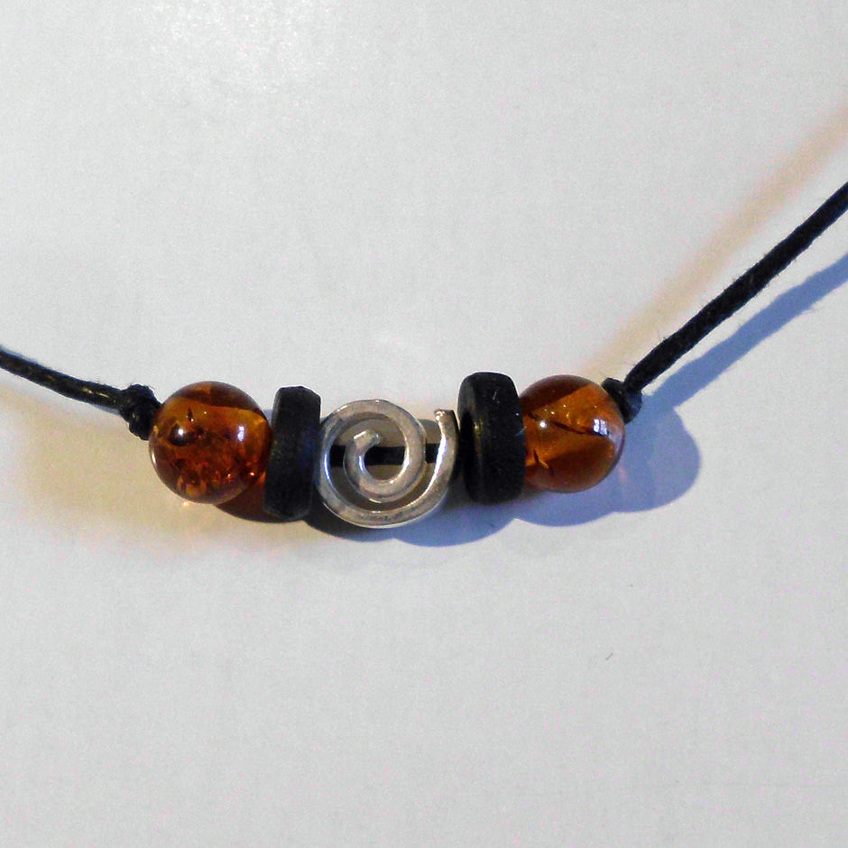 Bernsteincollier mit silberner Spirale und Holzperle