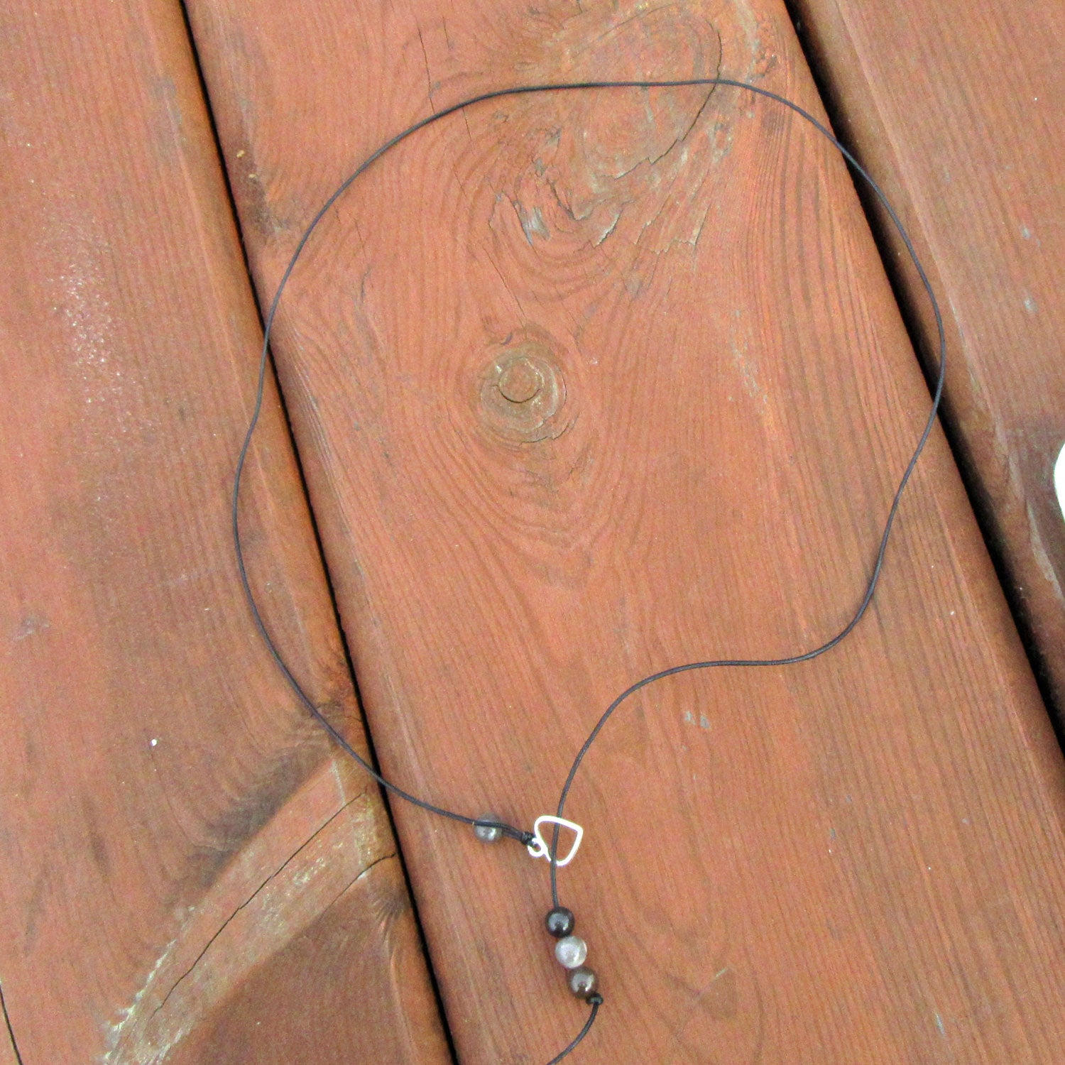 Ledercollier mit Feuersteinperlen und Metallherz, Unikat