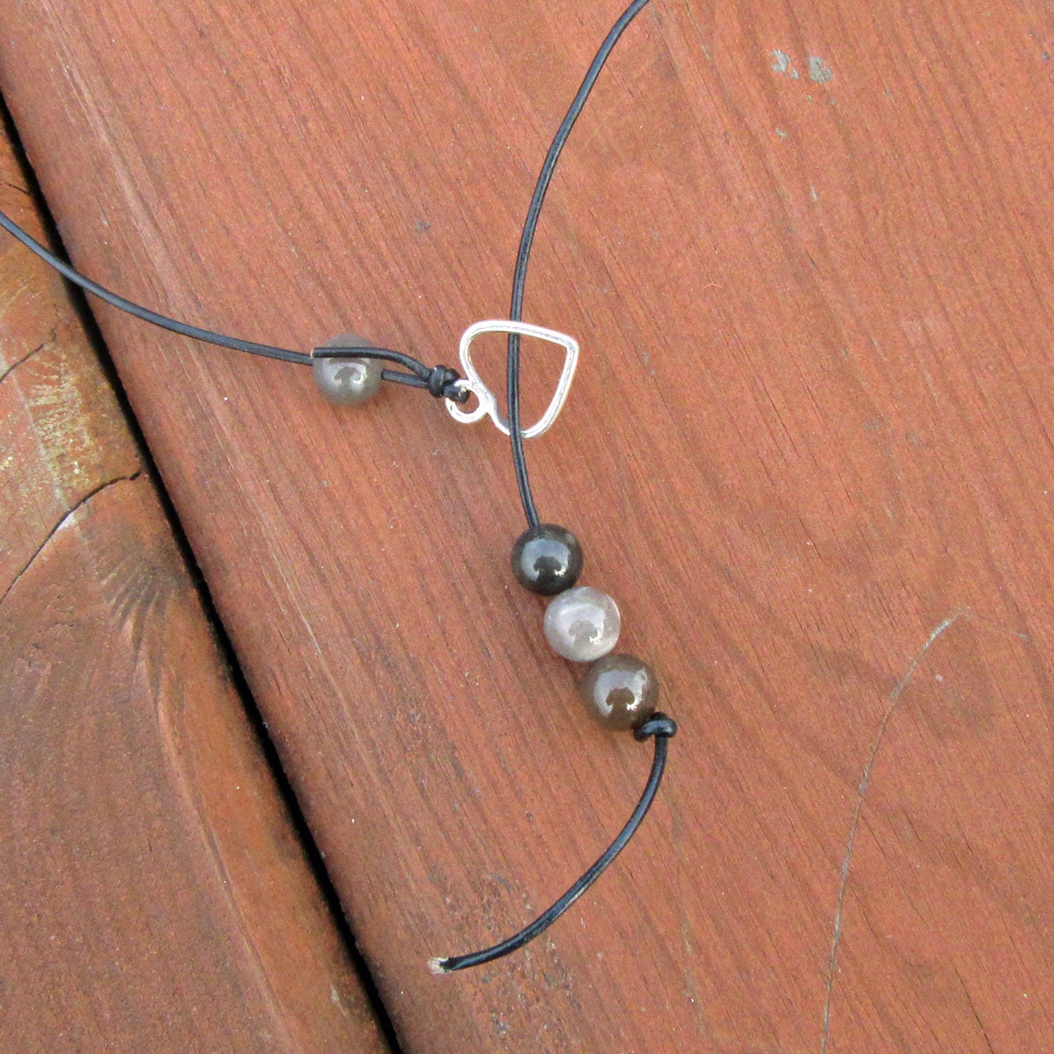 Ledercollier mit Feuersteinperlen und Metallherz, Unikat