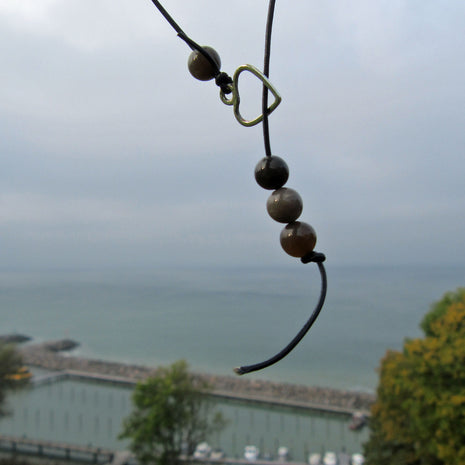 Ledercollier mit Feuersteinperlen und Metallherz, Unikat