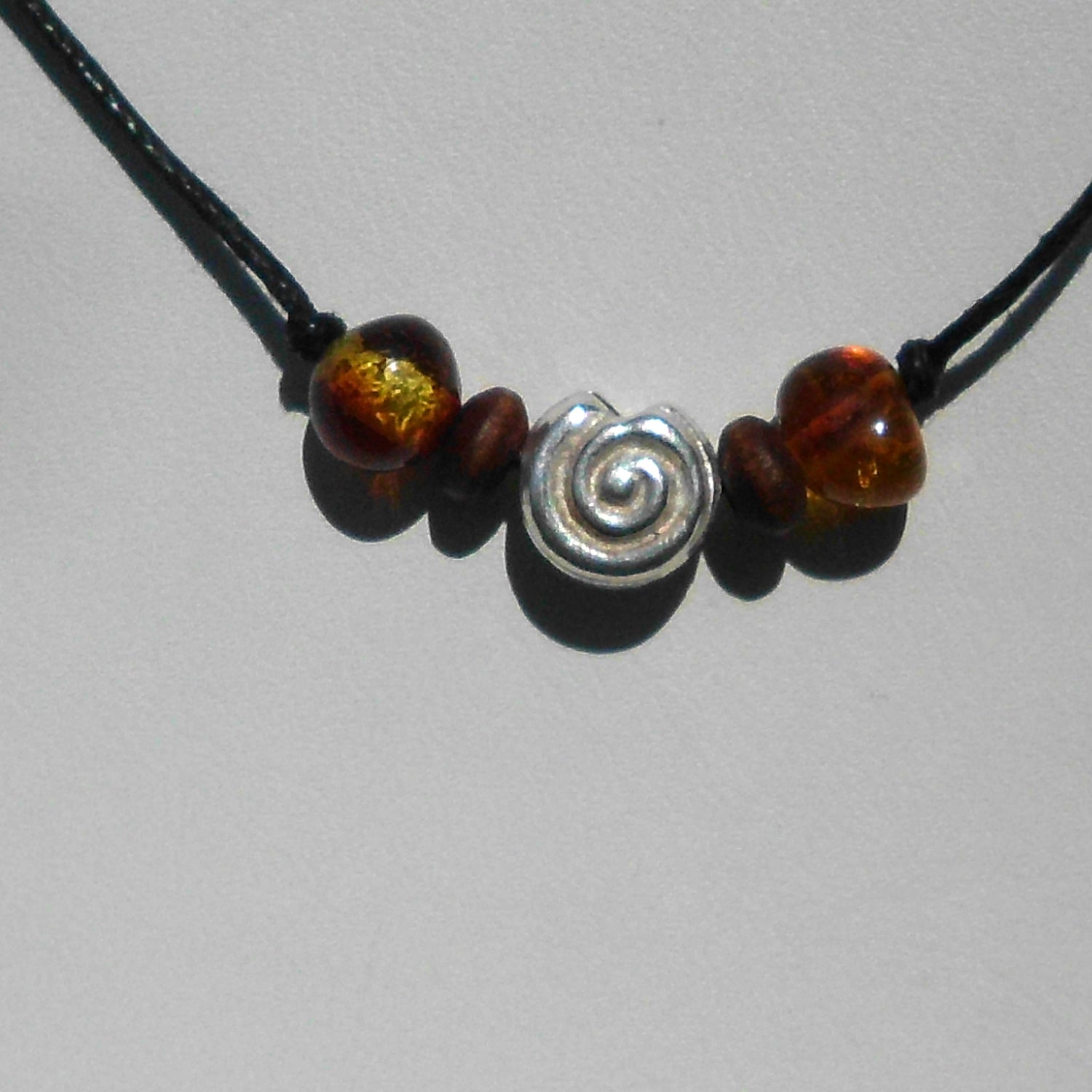 Elegantes Collier aus Bernstein mit silberner Schnecke