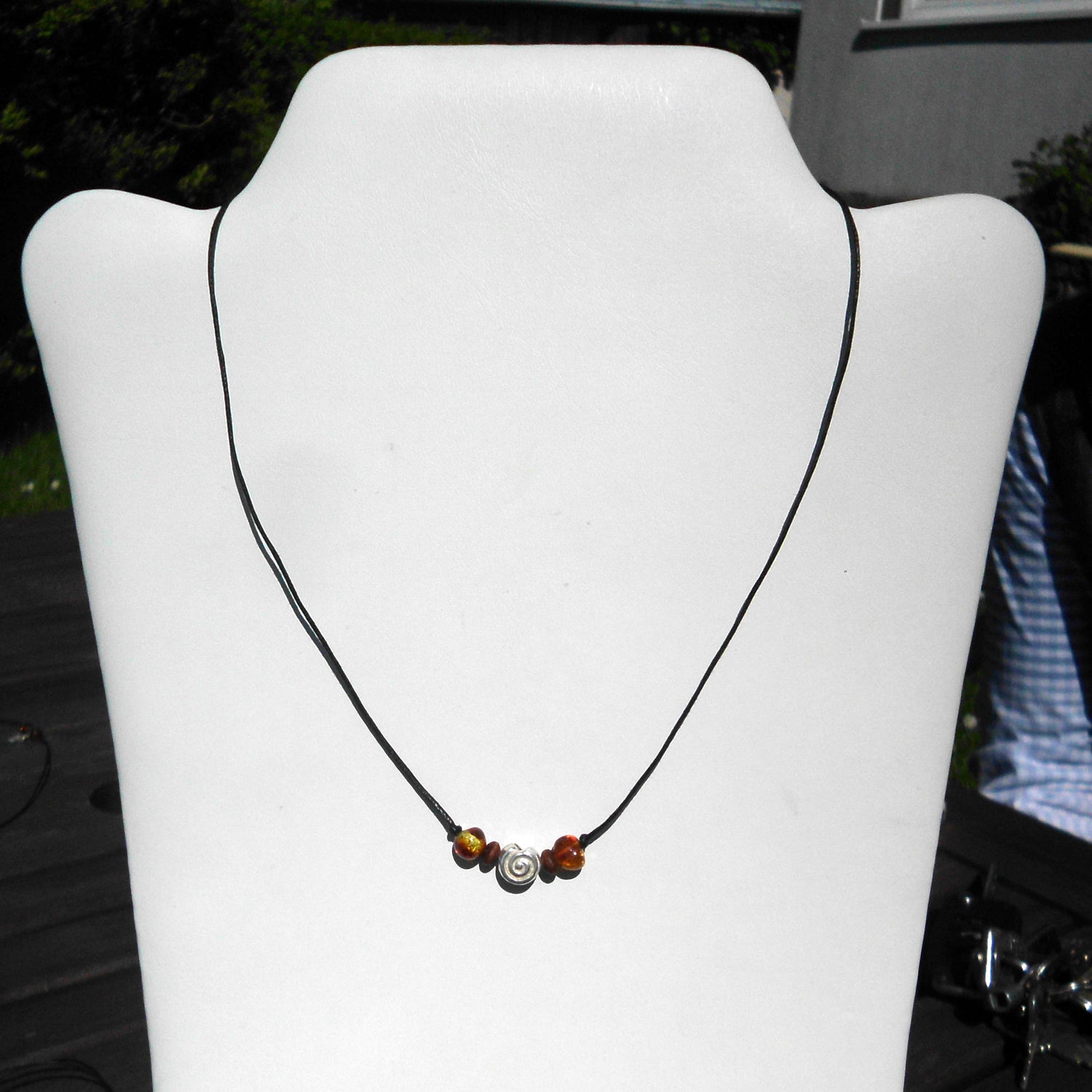 Elegantes Collier aus Bernstein mit silberner Schnecke
