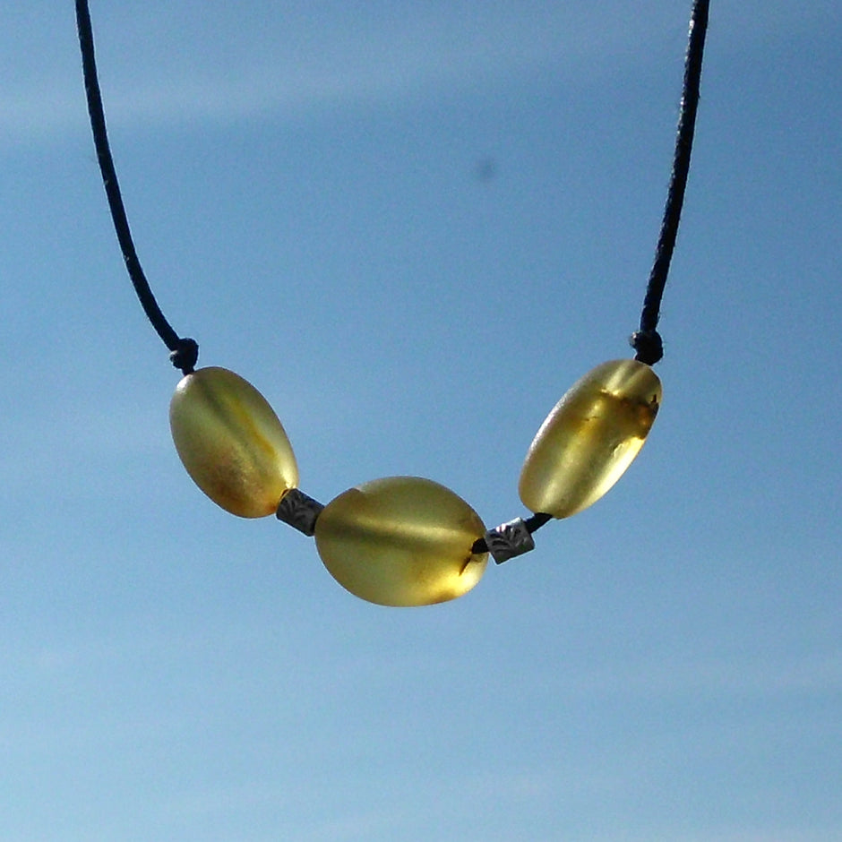 Collier mit3 unpolierten Bernsteinen und dazwischen Silberperlen