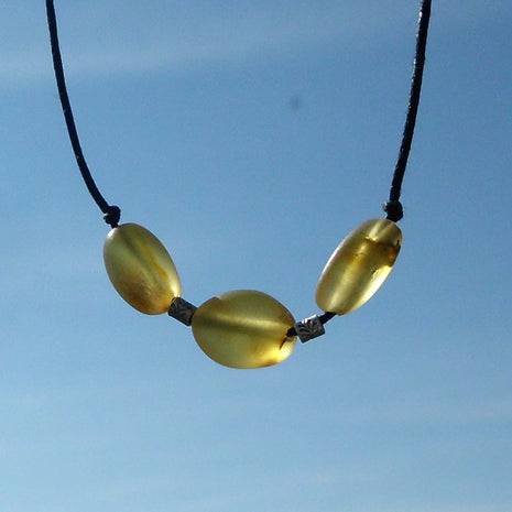 Collier mit3 unpolierten Bernsteinen und dazwischen Silberperlen
