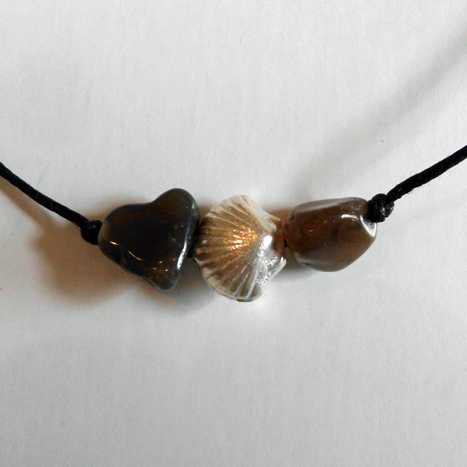 Collier aus Feuersteinnuggets mit Silbermuschel