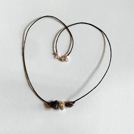 Collier aus Feuersteinnuggets mit Silbermuschel