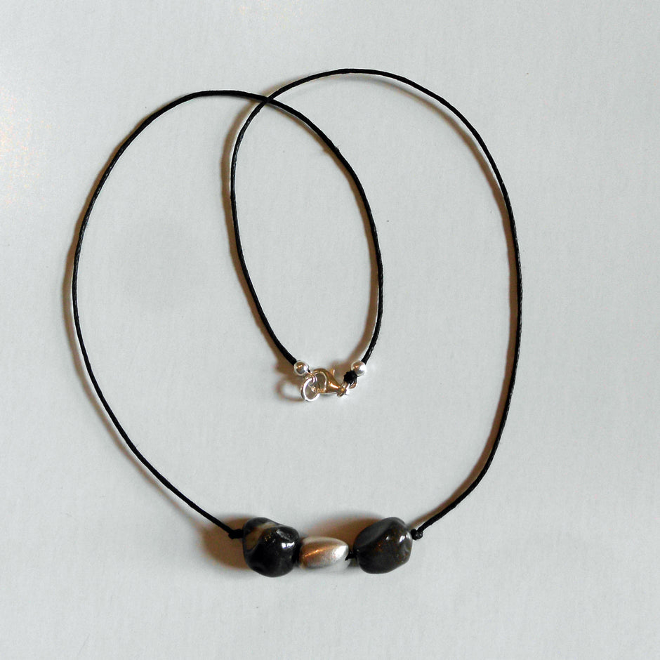 Nyloncollier mit Feuersteinnuggets und Silbernugget