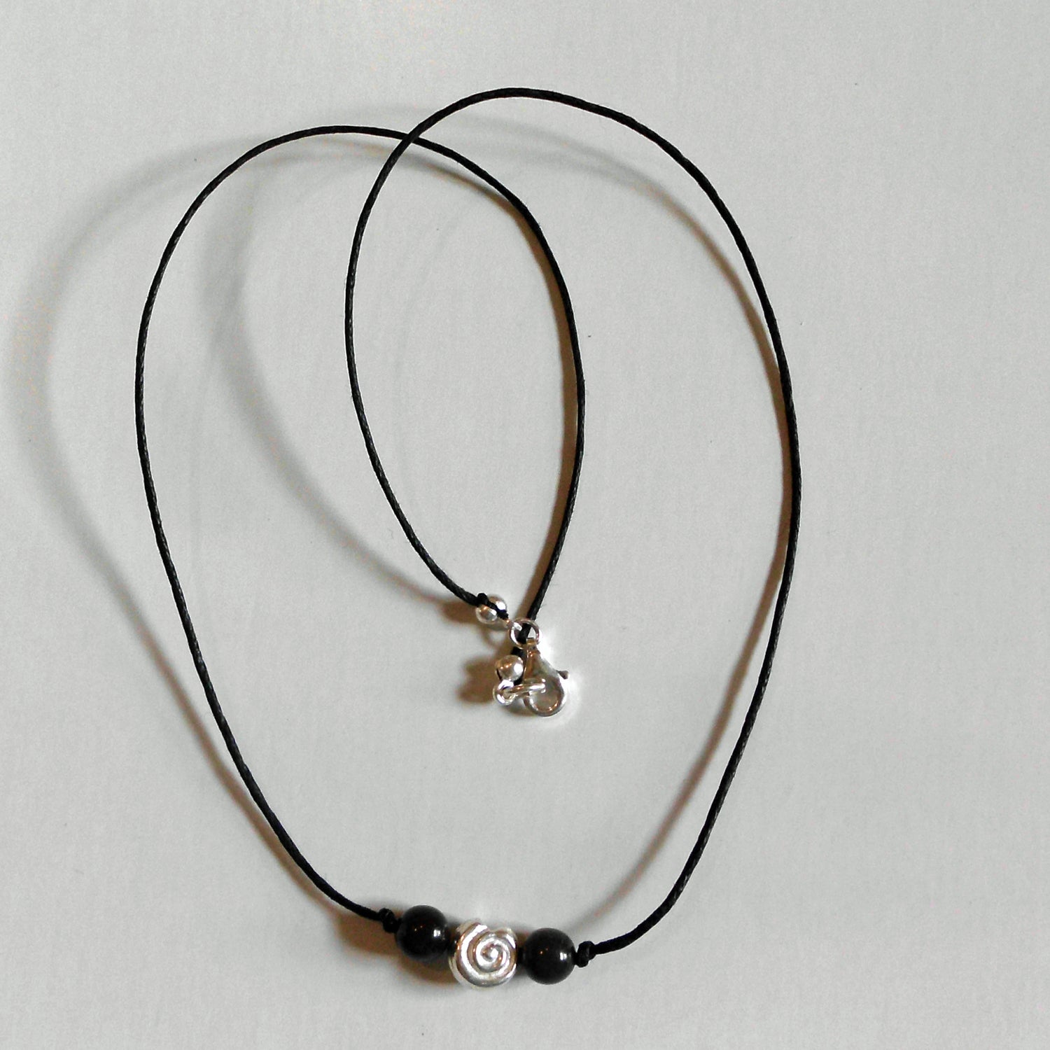 Collier aus Feuersteinperlen mit Silber-Schnecke, Unikat