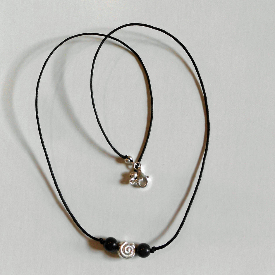 Collier aus Feuersteinperlen mit Silber-Schnecke, Unikat