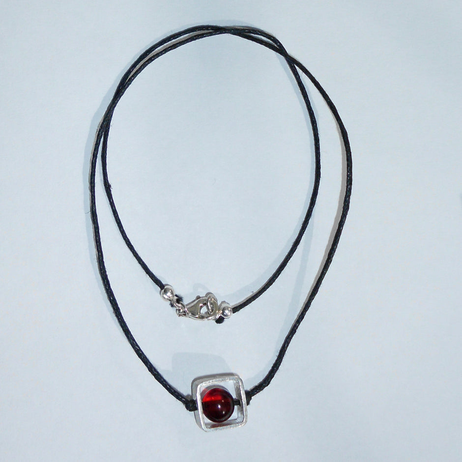 Collier mit Bernsteinperle im Silberquadrat, Unikat