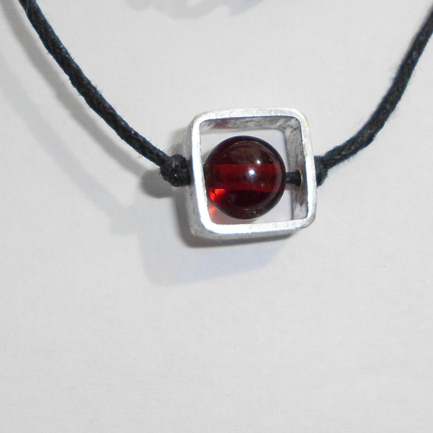 Collier mit Bernsteinperle im Silberquadrat, Unikat