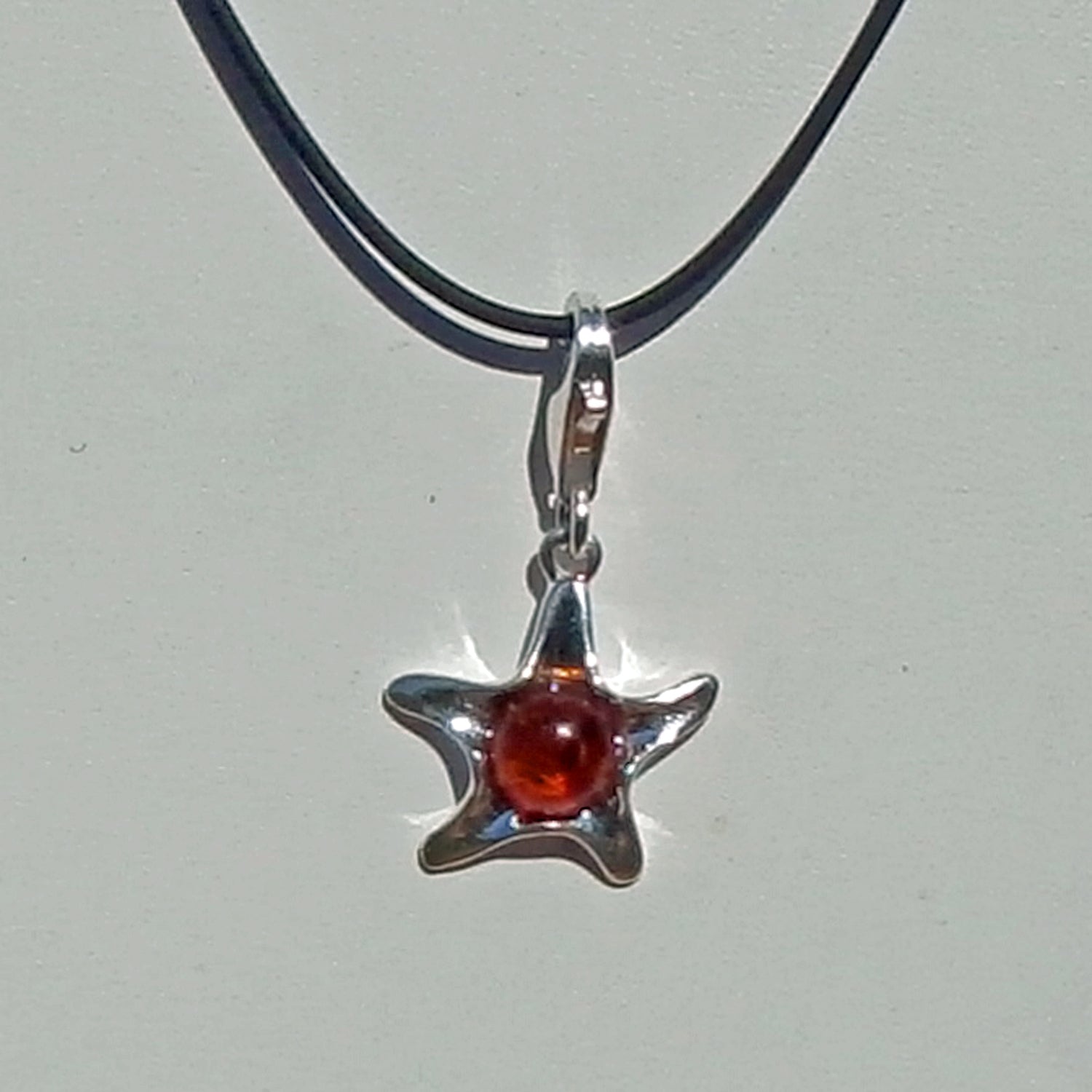 Silberanhänger Seestern mit kognacfarbenem Bernstein