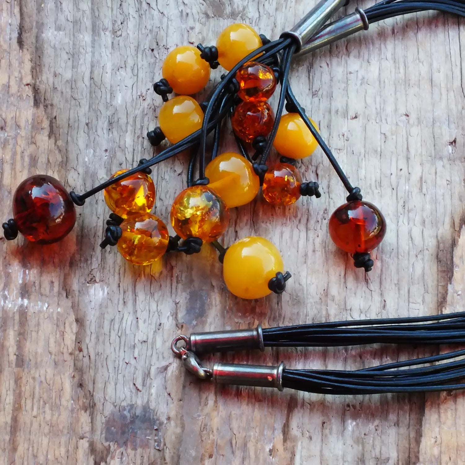 Collier – 14 Bernsteinperlen auf schwarzem Kautschuk