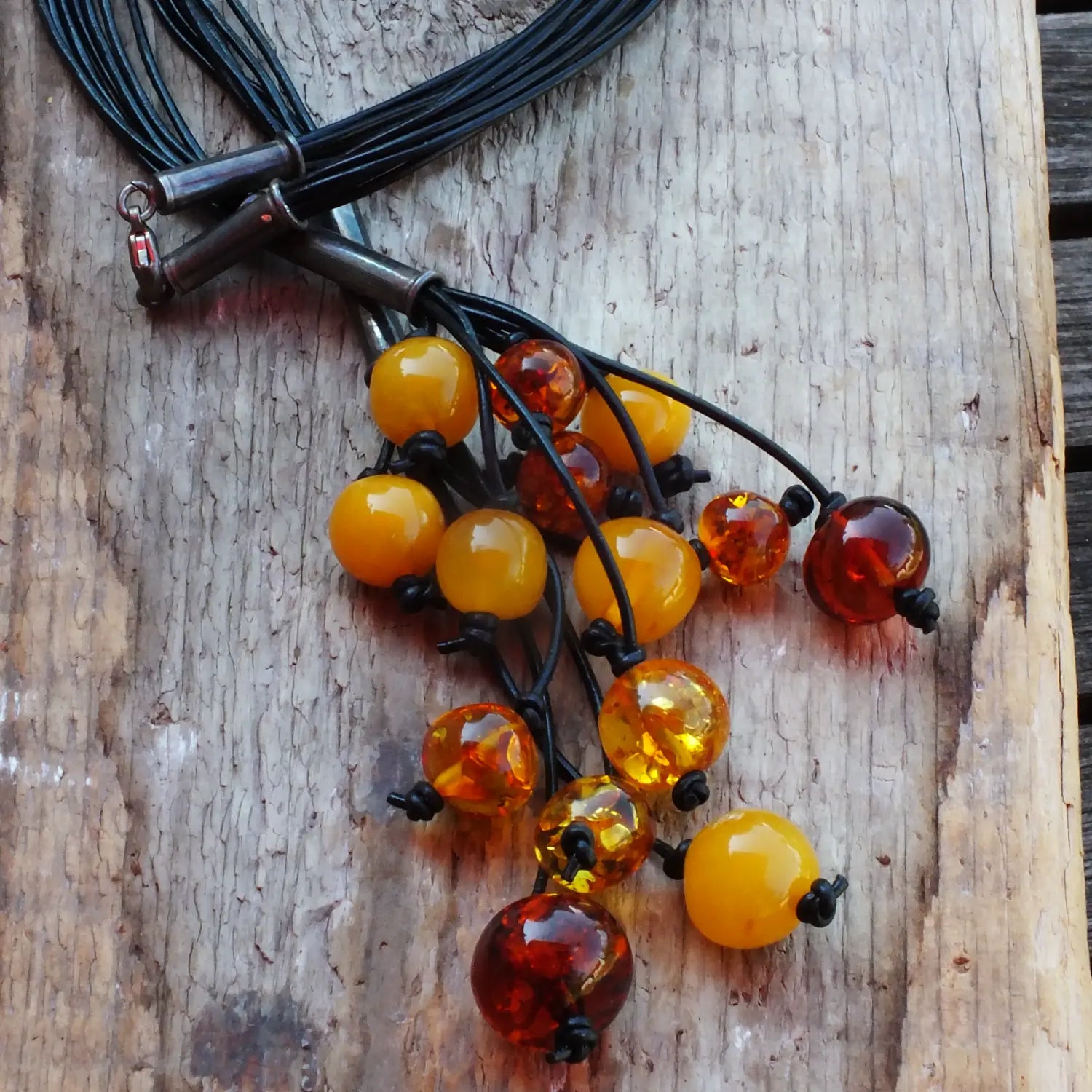 Collier – 14 Bernsteinperlen auf schwarzem Kautschuk
