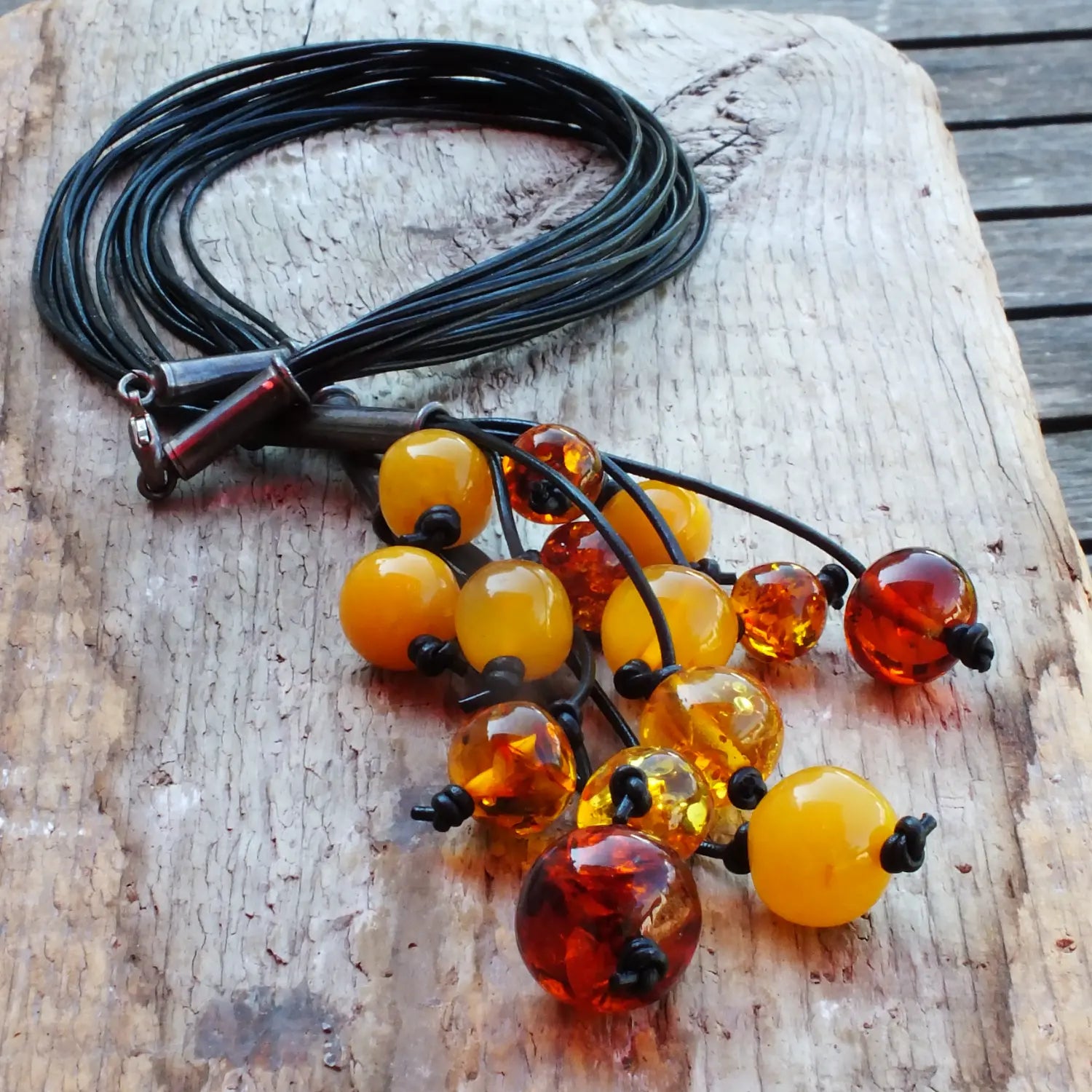 Collier – 14 Bernsteinperlen auf schwarzem Kautschuk