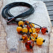Collier – 14 Bernsteinperlen auf schwarzem Kautschuk