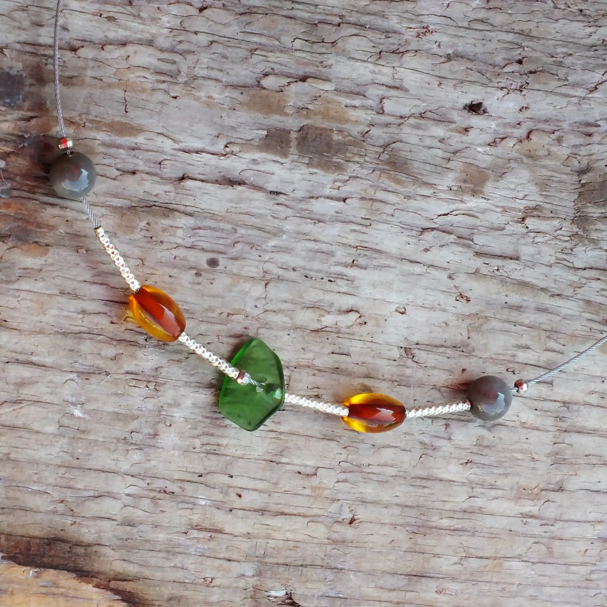 Collier aus Bernstein, Seeglas, Feuerstein & Silber