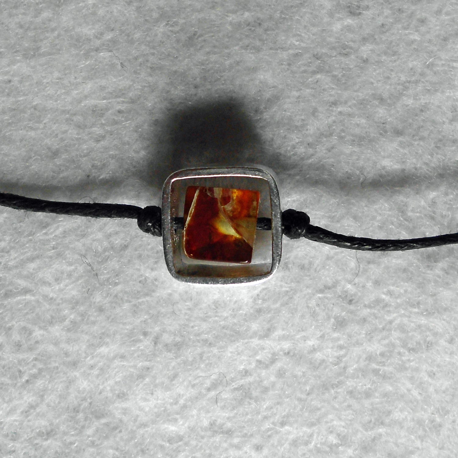 Collier mit Mosaikbernstein in gebürstetem Silberquadrat