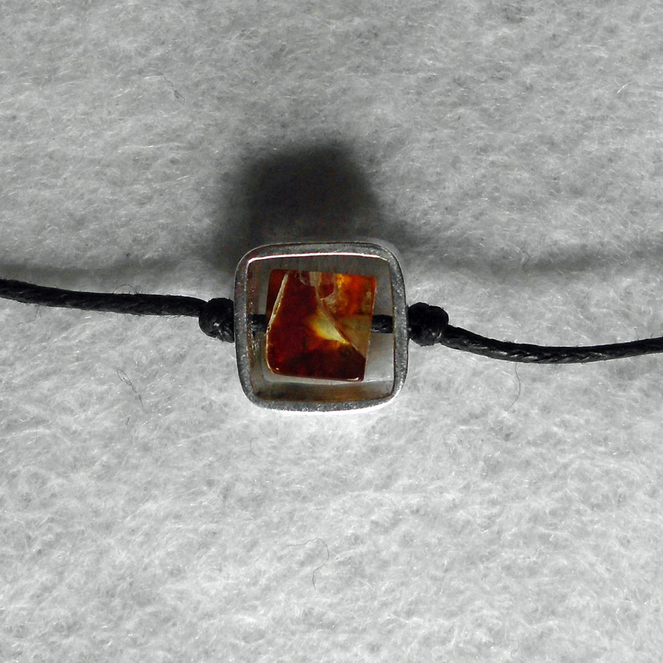 Collier mit Mosaikbernstein in gebürstetem Silberquadrat