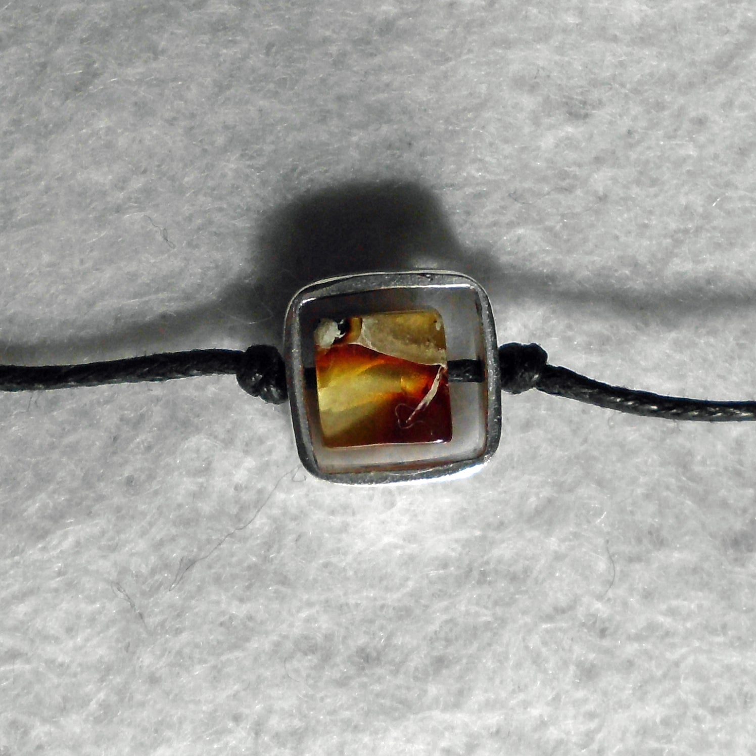 Collier mit Mosaikbernstein in gebürstetem Silberquadrat