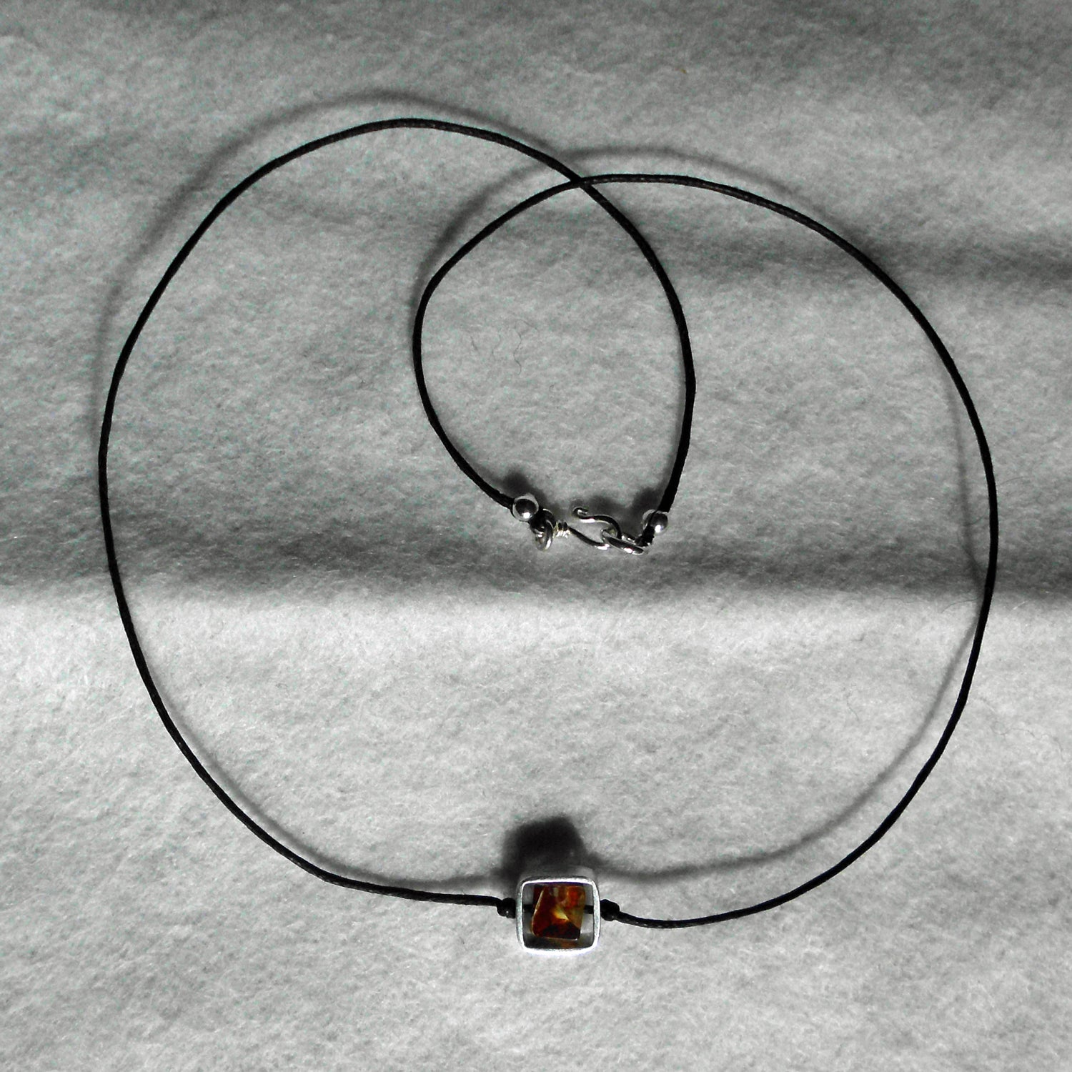 Collier mit Mosaikbernstein in gebürstetem Silberquadrat