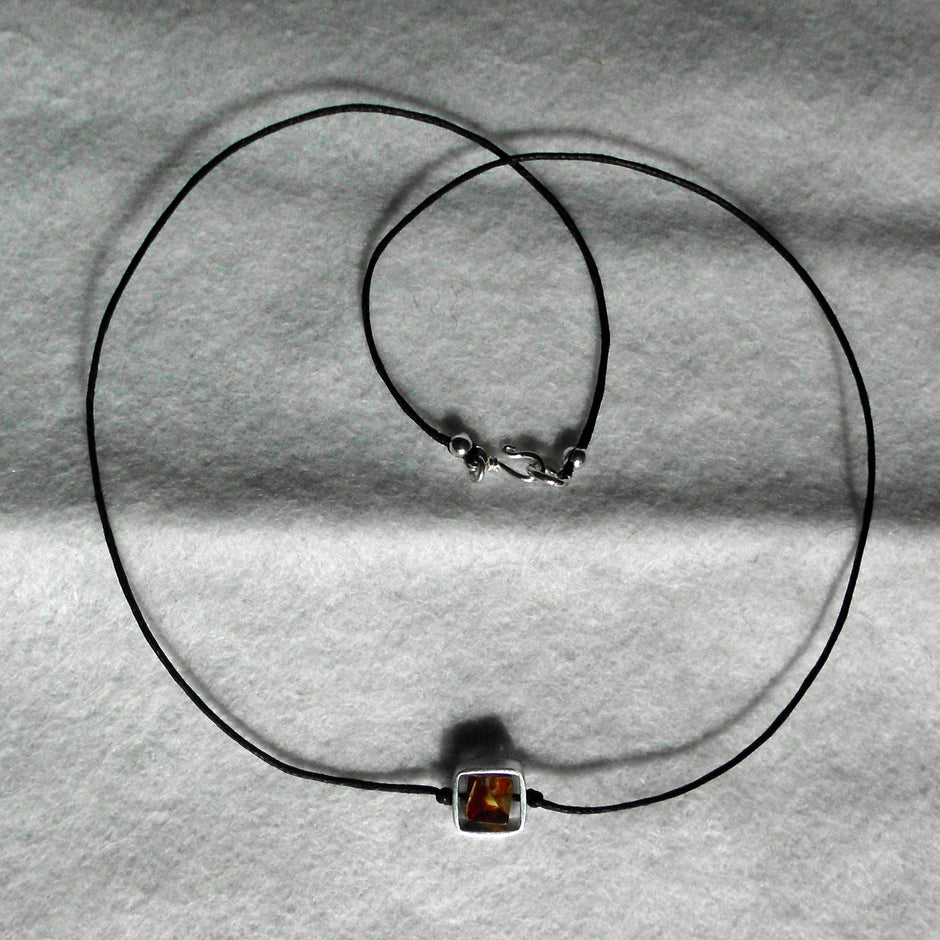 Collier mit Mosaikbernstein in gebürstetem Silberquadrat