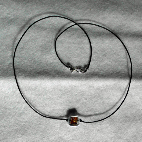 Collier mit Mosaikbernstein in gebürstetem Silberquadrat