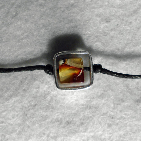 Collier mit Mosaikbernstein in gebürstetem Silberquadrat