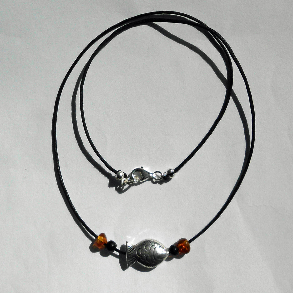 Schickes Collier Bernstein mit Fisch aus Silber