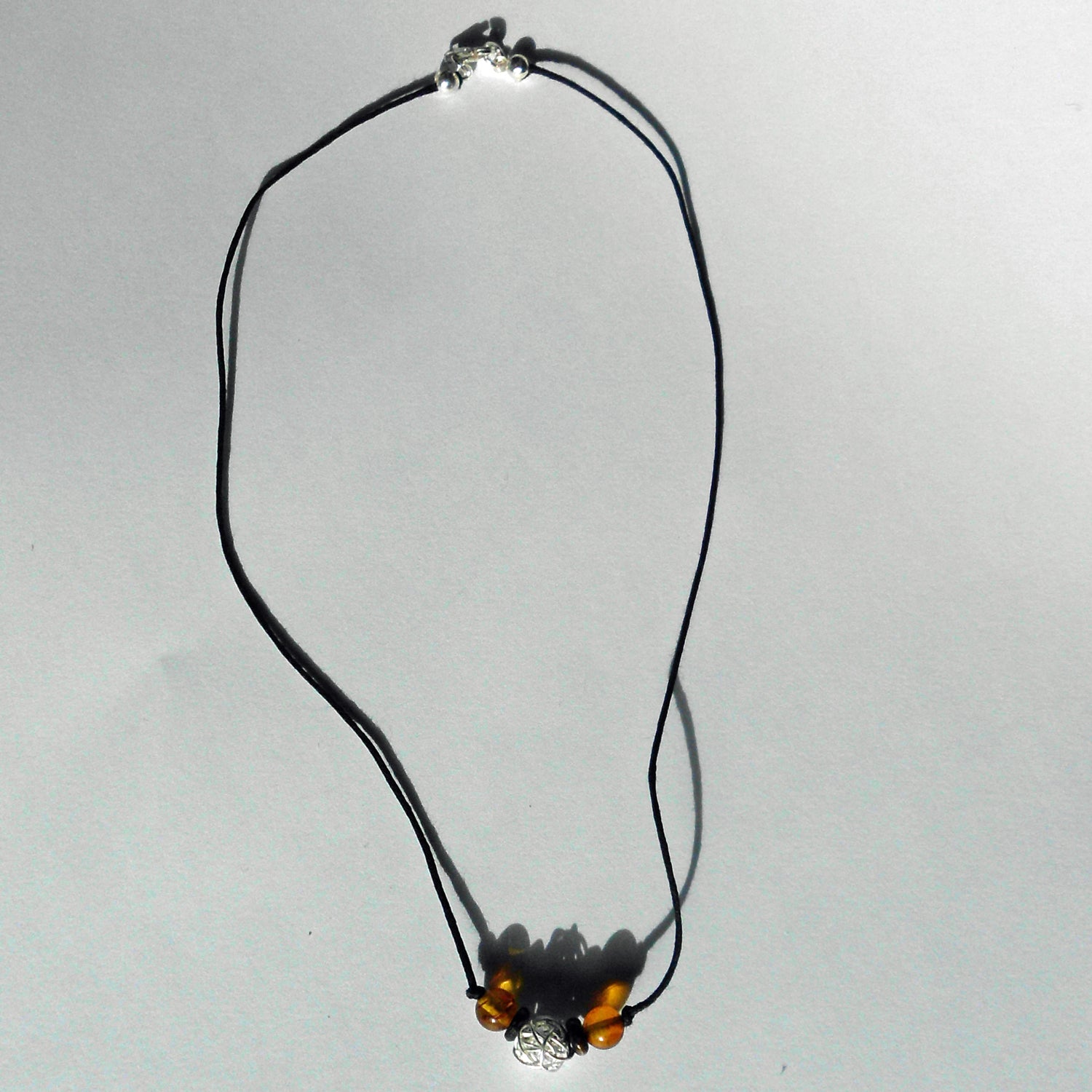 Einzigartiges Collier aus Bernstein und Silberdraht