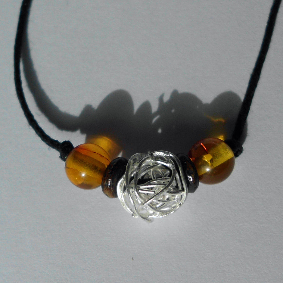 Einzigartiges Collier aus Bernstein und Silberdraht