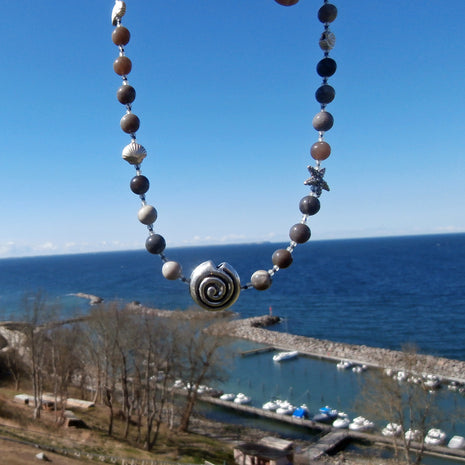 Collier aus fein polierten, verschiedenfarbigen Feuersteinperlen mit maritimen Silbermotiven