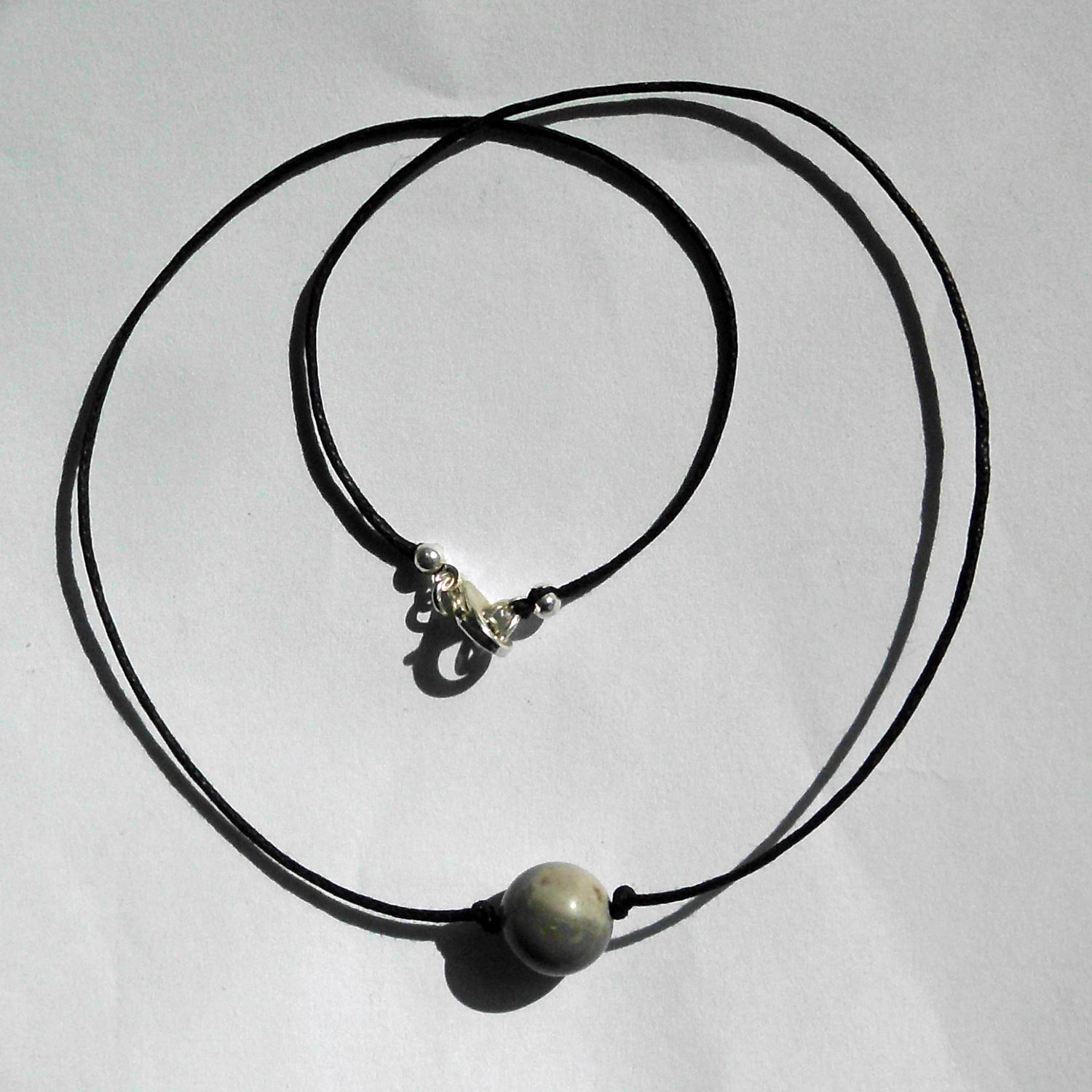 Collier mit polierter Feuersteinperle und Silber