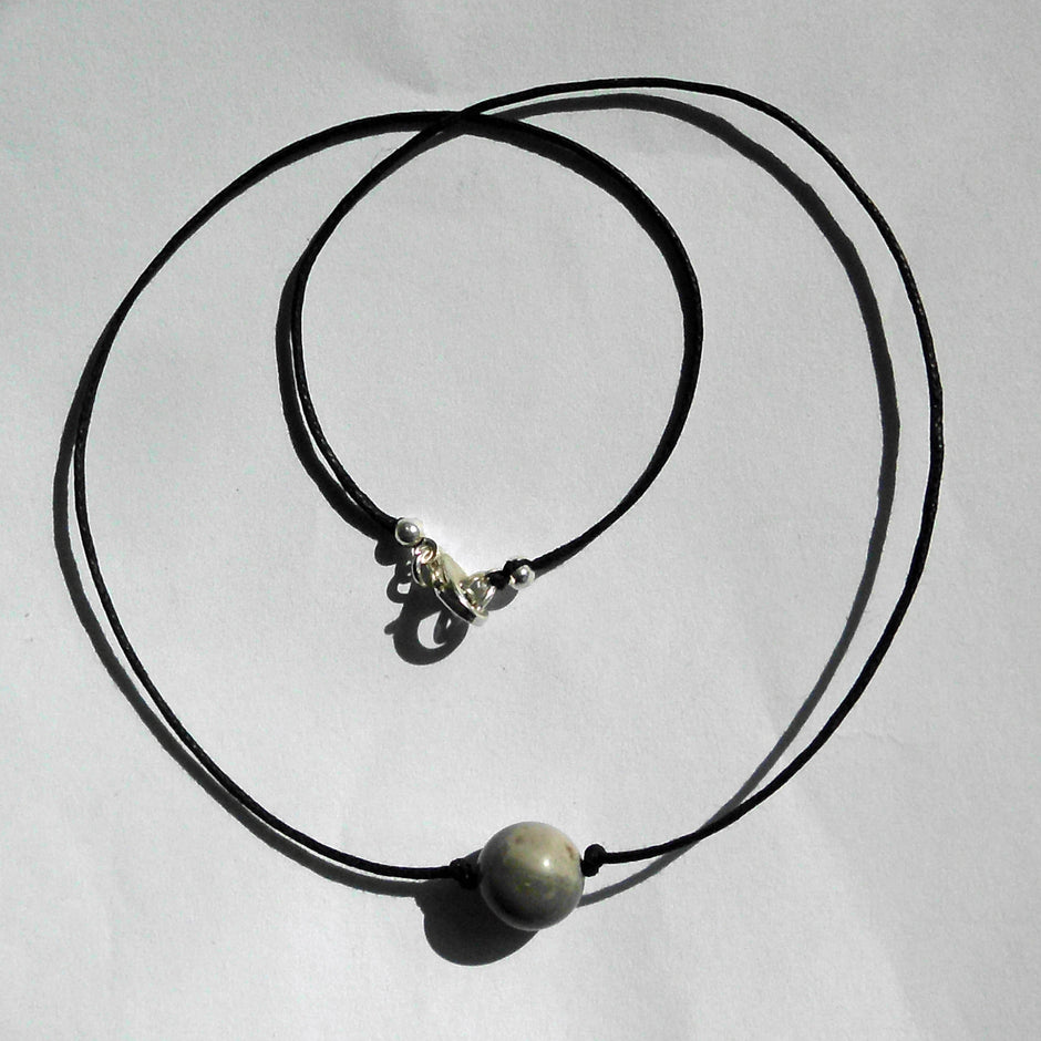 Collier mit polierter Feuersteinperle und Silber
