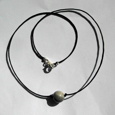 Collier mit polierter Feuersteinperle und Silber