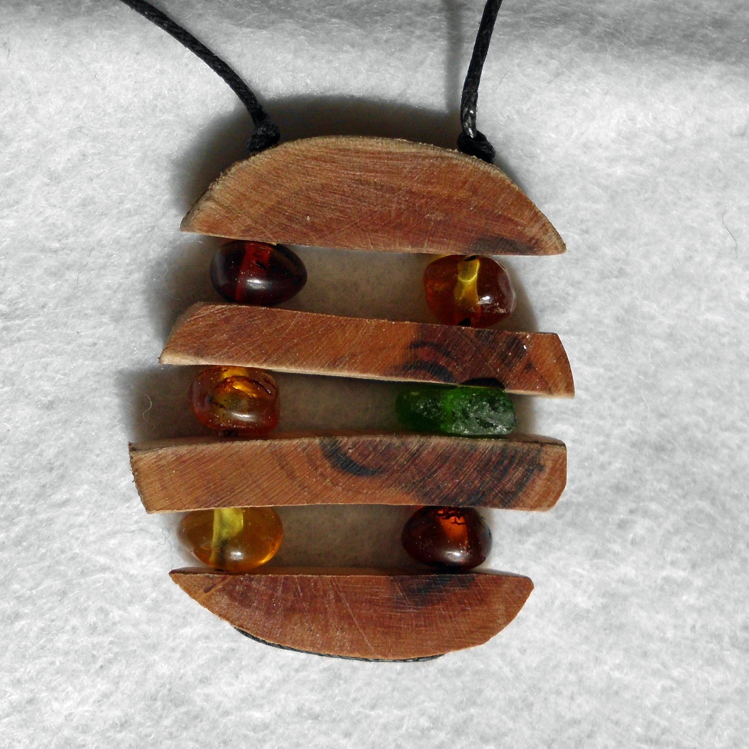 Collier aus Bernstein, Seeglas und Holz mit Silberverschluss
