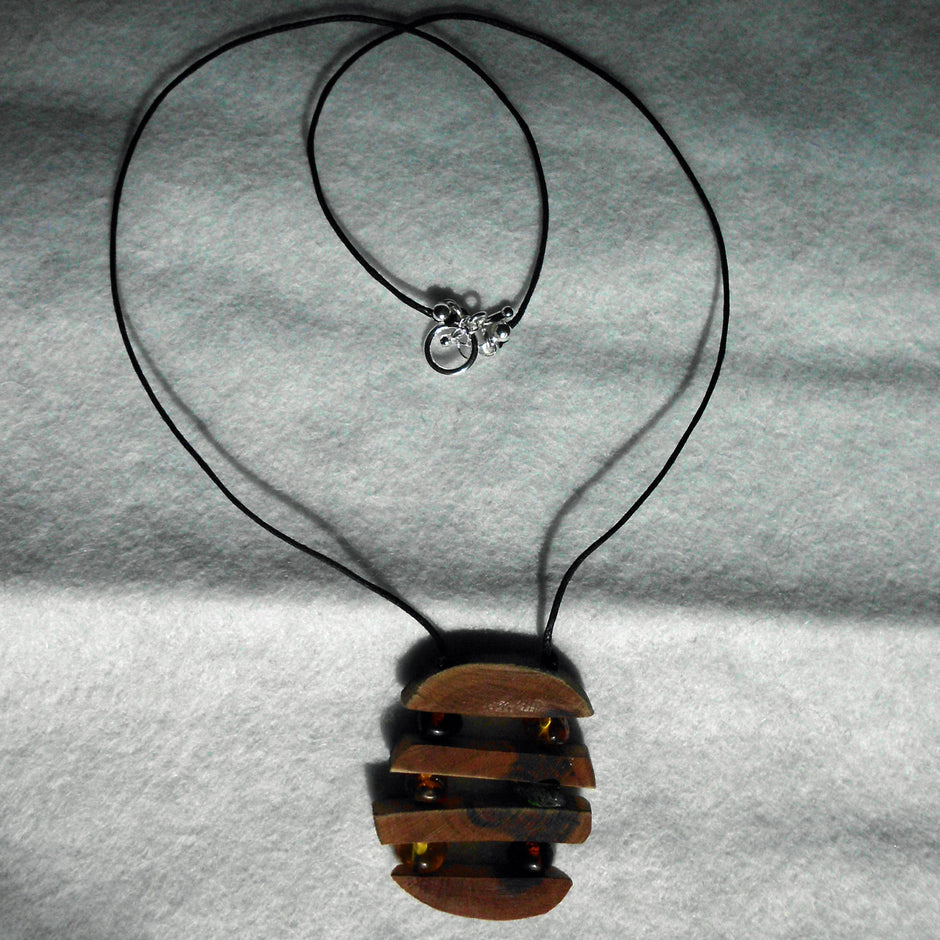 Collier aus Bernstein, Seeglas und Holz mit Silberverschluss