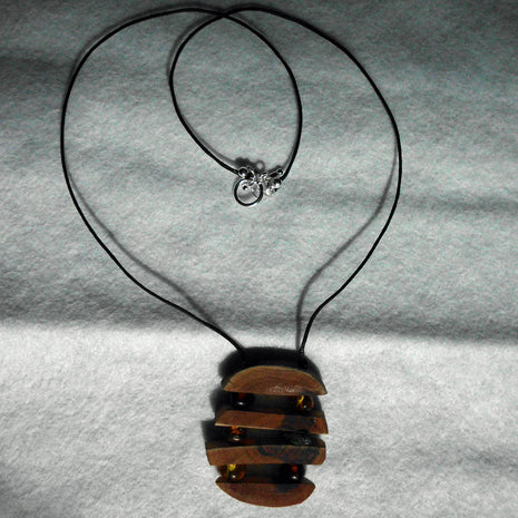 Collier aus Bernstein, Seeglas und Holz mit Silberverschluss