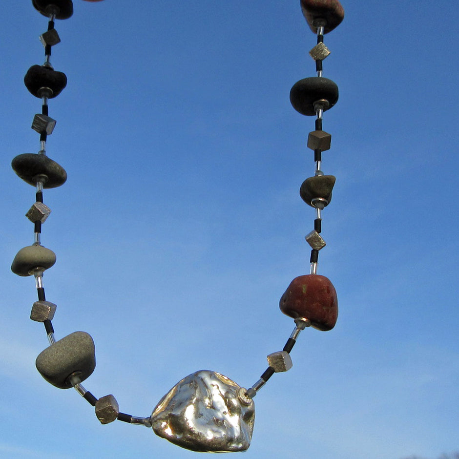 Einzelstück: Kette aus unpolierten Kieseln und Silber